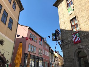 Der T&ouml;pfrmarkt wird hergerichtet zum Mittelalterstadtfest