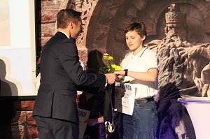 Kyffh&auml;user Sportlergala 2020/2022 - Ren&eacute; Leipnitz (Vorstandsvorsitzender der Kyffh&auml;user Sparkasse) ehrt Selma Hesse vom SV Gl&uuml;ckauf Sondershausen f&uuml;r ihre Leistungen im Hochsprung