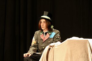 Theatergruppe des Salza-Gymnasiums feierte umjubelte Premiere mit ihren St&uuml;ck Alice im ANDERLAND, frei nach Lewis Carrol.