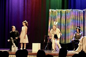 Theatergruppe des Salza-Gymnasiums feierte umjubelte Premiere mit ihren St&uuml;ck Alice im ANDERLAND, frei nach Lewis Carrol.