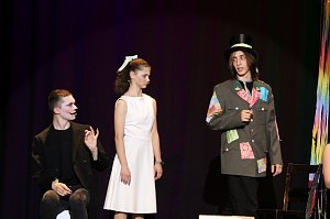 Theatergruppe des Salza-Gymnasiums feierte umjubelte Premiere mit ihren St&uuml;ck Alice im ANDERLAND, frei nach Lewis Carrol.