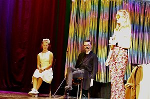 Theatergruppe des Salza-Gymnasiums feierte umjubelte Premiere mit ihren St&uuml;ck Alice im ANDERLAND, frei nach Lewis Carrol.