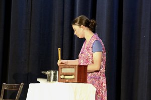 Theatergruppe des Salza-Gymnasiums feierte umjubelte Premiere mit ihren St&uuml;ck Alice im ANDERLAND, frei nach Lewis Carrol.