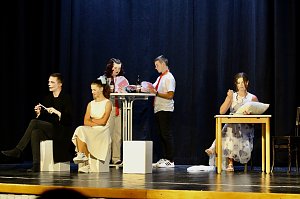 Theatergruppe des Salza-Gymnasiums feierte umjubelte Premiere mit ihren St&uuml;ck Alice im ANDERLAND, frei nach Lewis Carrol.