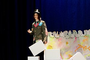 Theatergruppe des Salza-Gymnasiums feierte umjubelte Premiere mit ihren St&uuml;ck Alice im ANDERLAND, frei nach Lewis Carrol.