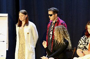 Theatergruppe des Salza-Gymnasiums feierte umjubelte Premiere mit ihren St&uuml;ck Alice im ANDERLAND, frei nach Lewis Carrol.