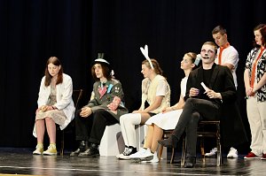 Theatergruppe des Salza-Gymnasiums feierte umjubelte Premiere mit ihren St&uuml;ck Alice im ANDERLAND, frei nach Lewis Carrol.
