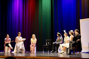 Theatergruppe des Salza-Gymnasiums feierte umjubelte Premiere mit ihren St&uuml;ck Alice im ANDERLAND, frei nach Lewis Carrol.