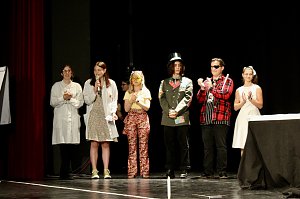 Theatergruppe des Salza-Gymnasiums feierte umjubelte Premiere mit ihren St&uuml;ck Alice im ANDERLAND, frei nach Lewis Carrol.