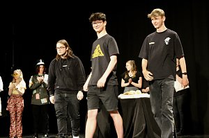 Theatergruppe des Salza-Gymnasiums feierte umjubelte Premiere mit ihren St&uuml;ck Alice im ANDERLAND, frei nach Lewis Carrol.