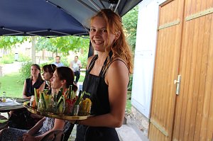 Kulinarische Gen&uuml;sse aus der Natur, stellte das Team "Wildrausch" seinen G&auml;sten im Garten des Apothekenmuseums in Bad Langensalza vor