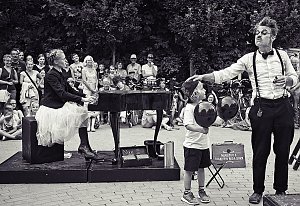 Zwar nur in schwarz-wei&szlig;, daf&uuml;r aber saukomisch strapaziert der Clown Monsieur mit der Pianistin Nora Born das Zwerchfell aller Sommerlaunigen, die sich am Dreit&uuml;rmeblick oder hinter der Konzertkirche vergn&uuml;gen wollen
