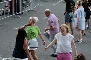Begeisterte Zuschauerinnen und Zuschauer beim "ABBA Dream Tribute" Konzert in Bad Langensalza