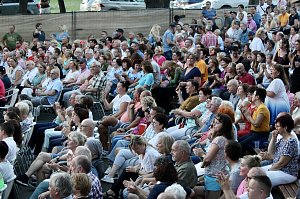 Begeisterte Zuschauerinnen und Zuschauer beim "ABBA Dream Tribute" Konzert in Bad Langensalza