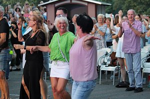 Begeisterte Zuschauerinnen und Zuschauer beim "ABBA Dream Tribute" Konzert in Bad Langensalza