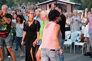 Begeisterte Zuschauerinnen und Zuschauer beim "ABBA Dream Tribute" Konzert in Bad Langensalza