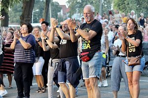 Begeisterte Zuschauerinnen und Zuschauer beim "ABBA Dream Tribute" Konzert in Bad Langensalza