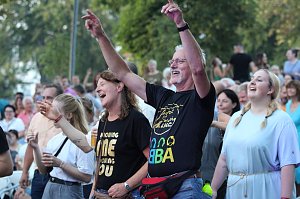 Begeisterte Zuschauerinnen und Zuschauer beim "ABBA Dream Tribute" Konzert in Bad Langensalza