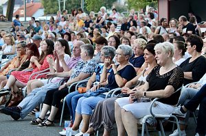 Begeisterte Zuschauerinnen und Zuschauer beim "ABBA Dream Tribute" Konzert in Bad Langensalza