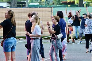 Begeisterte Zuschauerinnen und Zuschauer beim "ABBA Dream Tribute" Konzert in Bad Langensalza