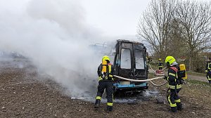 Kleinbus brannte an einem Feld bei Rockensu&szlig;ra vollkommen aus