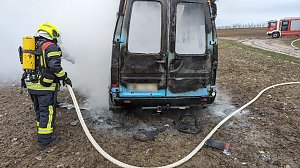 Kleinbus brannte an einem Feld bei Rockensu&szlig;ra vollkommen aus
