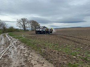 Kleinbus brannte an einem Feld bei Rockensu&szlig;ra vollkommen aus