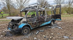 Kleinbus brannte an einem Feld bei Rockensu&szlig;ra vollkommen aus