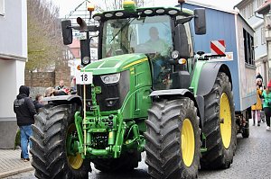 Impressionen vom Faschingsumzug in Bad Langensalza. Bunt angezogene Menschen und geschm&uuml;ckte Wagen