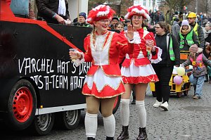 Impressionen vom Faschingsumzug in Bad Langensalza. Bunt angezogene Menschen und geschm&uuml;ckte Wagen