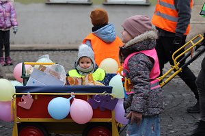 Impressionen vom Faschingsumzug in Bad Langensalza. Bunt angezogene Menschen und geschm&uuml;ckte Wagen