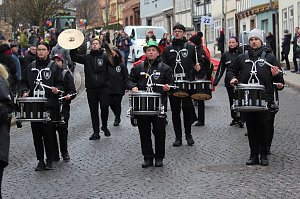 Impressionen vom Faschingsumzug in Bad Langensalza. Bunt angezogene Menschen und geschm&uuml;ckte Wagen