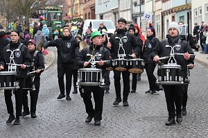 Impressionen vom Faschingsumzug in Bad Langensalza. Bunt angezogene Menschen und geschm&uuml;ckte Wagen