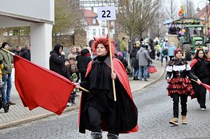 Impressionen vom Faschingsumzug in Bad Langensalza. Bunt angezogene Menschen und geschm&uuml;ckte Wagen