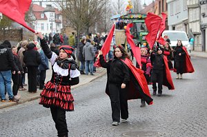 Impressionen vom Faschingsumzug in Bad Langensalza. Bunt angezogene Menschen und geschm&uuml;ckte Wagen