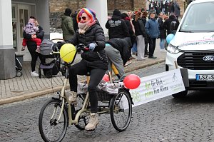Impressionen vom Faschingsumzug in Bad Langensalza. Bunt angezogene Menschen und geschm&uuml;ckte Wagen