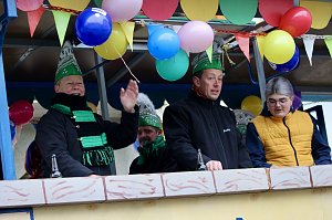Impressionen vom Faschingsumzug in Bad Langensalza. Bunt angezogene Menschen und geschm&uuml;ckte Wagen