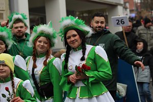Impressionen vom Faschingsumzug in Bad Langensalza. Bunt angezogene Menschen und geschm&uuml;ckte Wagen