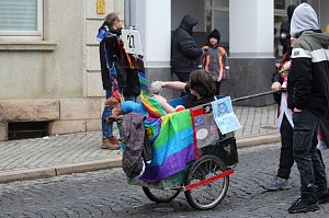 Impressionen vom Faschingsumzug in Bad Langensalza. Bunt angezogene Menschen und geschm&uuml;ckte Wagen