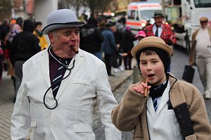 Impressionen vom Faschingsumzug in Bad Langensalza. Bunt angezogene Menschen und geschm&uuml;ckte Wagen