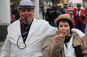 Impressionen vom Faschingsumzug in Bad Langensalza. Bunt angezogene Menschen und geschm&uuml;ckte Wagen