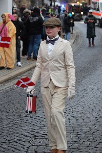 Impressionen vom Faschingsumzug in Bad Langensalza. Bunt angezogene Menschen und geschm&uuml;ckte Wagen