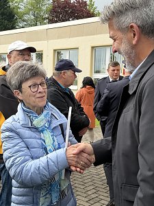 Menschen bei der Ehrung der Alterskameraden der Feuerwehr