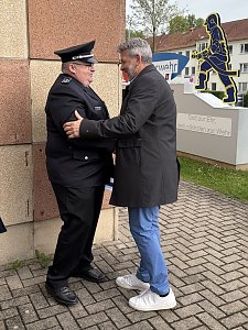 Menschen bei der Ehrung der Alterskameraden der Feuerwehr