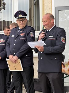 Menschen bei der Ehrung der Alterskameraden der Feuerwehr