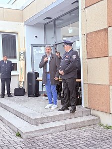 Menschen bei der Ehrung der Alterskameraden der Feuerwehr