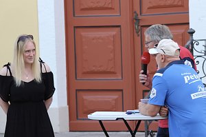 Fans und Cheftrainer des Th&uuml;ringer HC Herbert M&uuml;ller verabschieden neun Spitzenhandballerinnen in Bad Langensalza