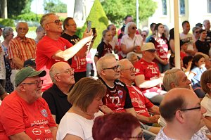 Fans und Cheftrainer des Th&uuml;ringer HC Herbert M&uuml;ller verabschieden neun Spitzenhandballerinnen in Bad Langensalza