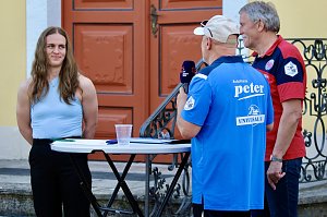 Fans und Cheftrainer des Th&uuml;ringer HC Herbert M&uuml;ller verabschieden neun Spitzenhandballerinnen in Bad Langensalza