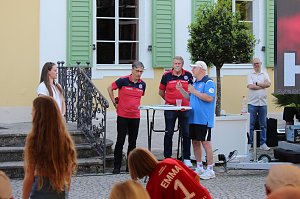 Fans und Cheftrainer des Th&uuml;ringer HC Herbert M&uuml;ller verabschieden neun Spitzenhandballerinnen in Bad Langensalza